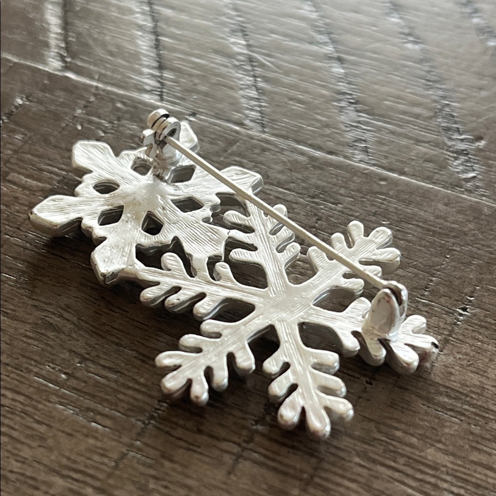Silver‎ Snowflake Brooch with Iridescent Rhinestone Center - Picture 4 of 6